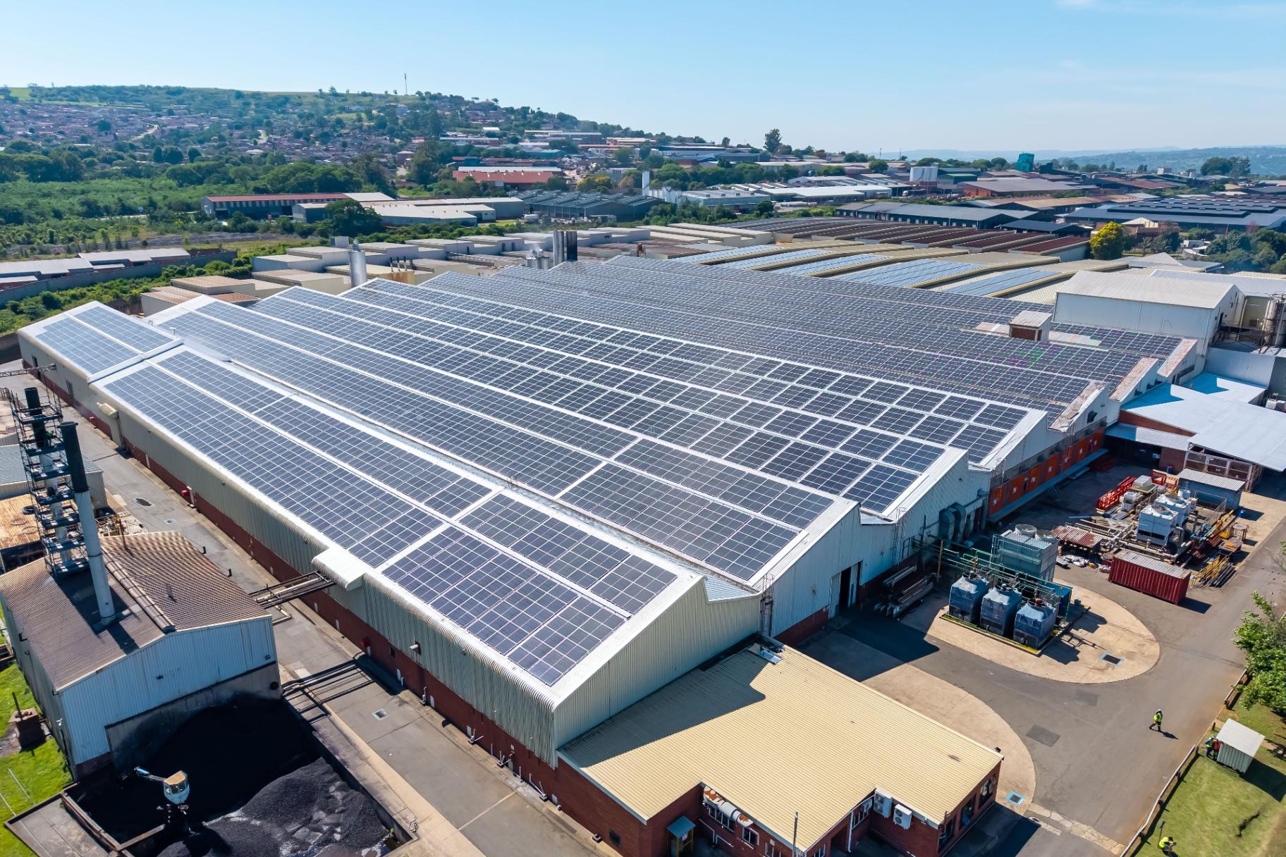 Panneaux photovoltaïques sur les toitures de bâtiments industriels.
